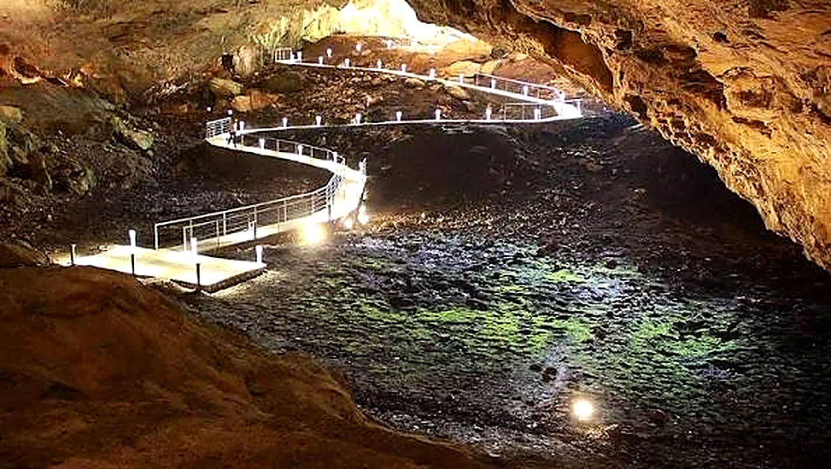 Osvijetljena šetnica kroz Ravlića pećinu kraj Drinovaca